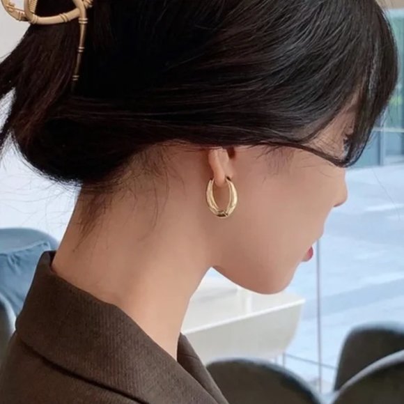 COPY - Zara minimalist oval hoop gold color earrings - Picture 3 of 3